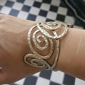 🌼 5.00 for 25.00 Beautiful hammered silvertone swirl bracelet
